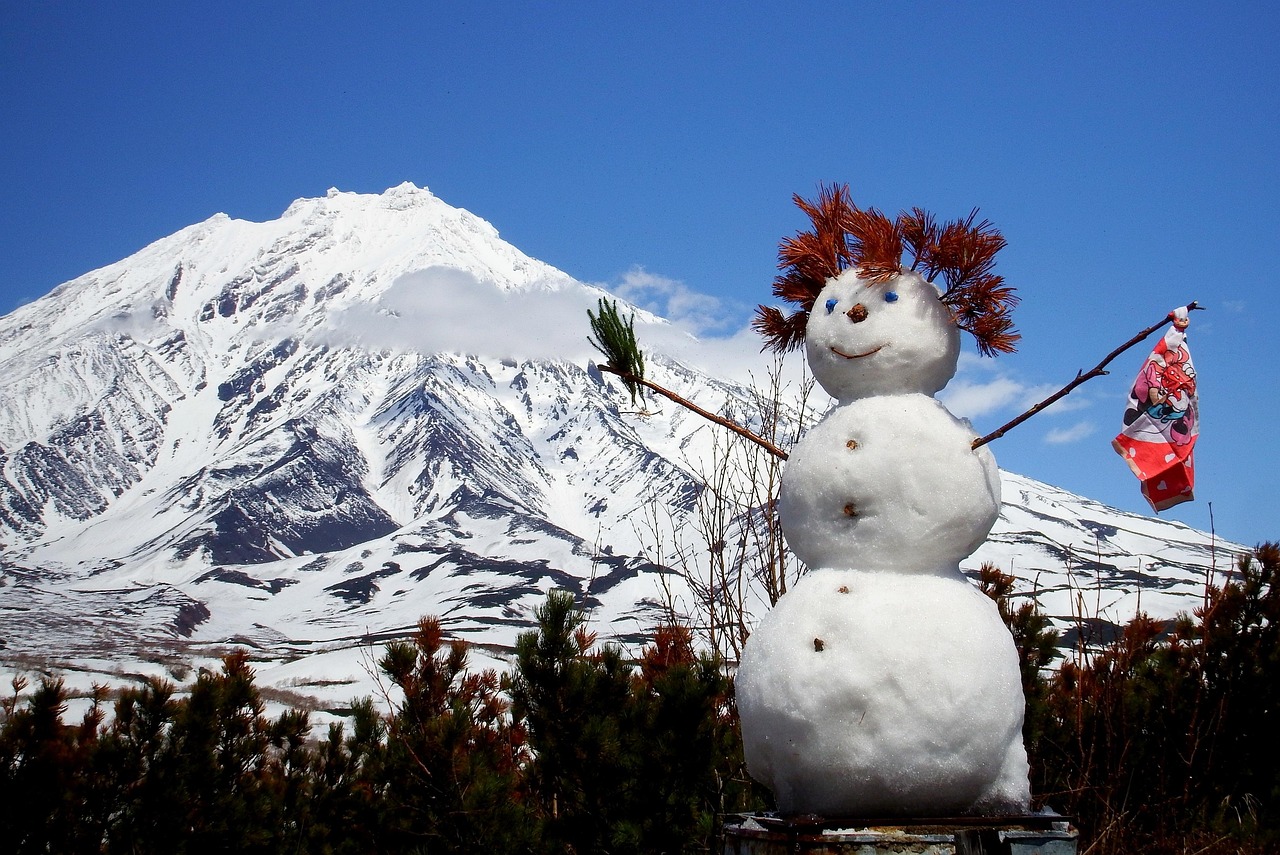 冬日小新与雪人的奇妙之旅  小新堆雪人